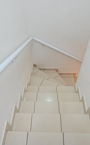 Casa à venda com 85m², 2 quartos e 2 vagasEscada