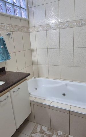 Casa à venda com 192m², 3 quartos e 3 vagas Casa à venda com 192m², 3 quartos e 3 vagasBanheiro da suíte
