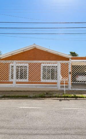 Casa à venda com 192m², 3 quartos e 3 vagas Casa à venda com 192m², 3 quartos e 3 vagasFachada