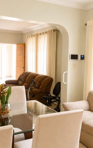 Casa à venda com 192m², 3 quartos e 3 vagas Casa à venda com 192m², 3 quartos e 3 vagasSala
