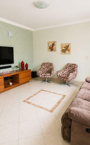 Casa à venda com 192m², 3 quartos e 3 vagas Casa à venda com 192m², 3 quartos e 3 vagasSala