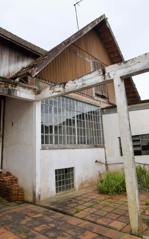 Casa à venda com 225m², 4 quartos e 6 vagas Casa à venda com 225m², 4 quartos e 6 vagasFundos