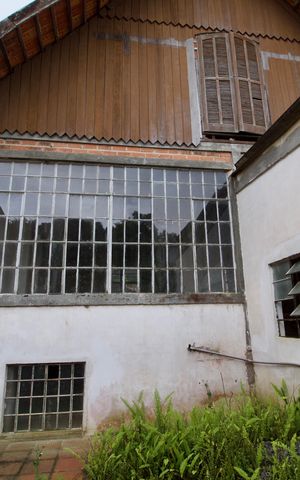 Casa à venda com 225m², 4 quartos e 6 vagas Casa à venda com 225m², 4 quartos e 6 vagasFundos