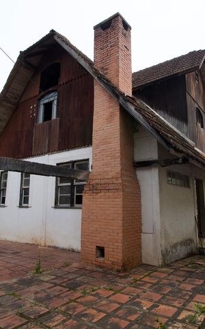 Casa à venda com 225m², 4 quartos e 6 vagas Casa à venda com 225m², 4 quartos e 6 vagasFachada