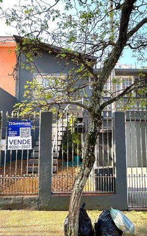 Casa à venda com 236m², 2 quartos e 2 vagasPlaca instalada na fachada do imóvel 