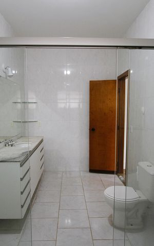 Casa para alugar com 817m², 5 quartos e 6 vagasBanheiro do Quarto 1