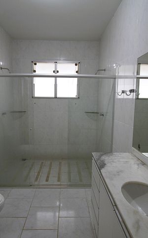 Casa para alugar com 817m², 5 quartos e 6 vagasBanheiro do Quarto 1