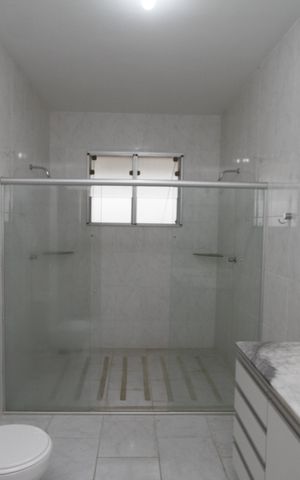Casa para alugar com 817m², 5 quartos e 6 vagasBanheiro do Quarto 1