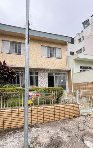 Casa para alugar com 224m², 3 quartos e 5 vagasFachada + plaquinha