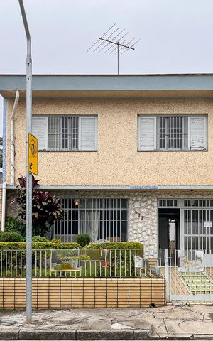 Casa para alugar com 224m², 3 quartos e 5 vagasFachada + plaquinha