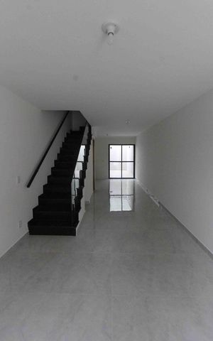 Casa à venda com 84m², 2 quartos e 2 vagasSala