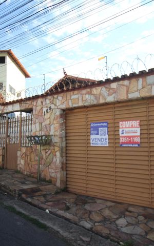 Casa à venda com 270m², 3 quartos e 4 vagasFachada / Plaquinha Instalada 29/09/2026 WZLX-799