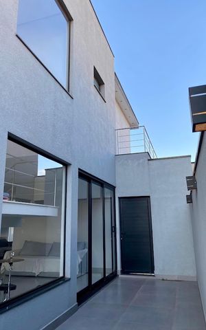 Casa de condomínio à venda com 200m², 2 quartos e 2 vagasÁrea externa
