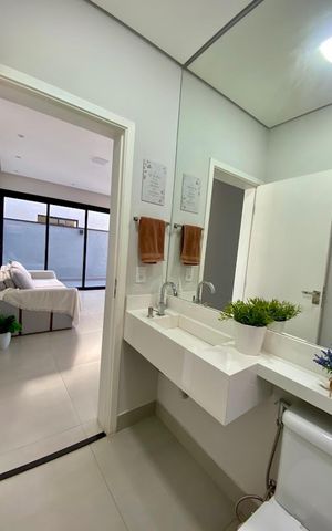 Casa de condomínio à venda com 200m², 2 quartos e 2 vagasLavabo