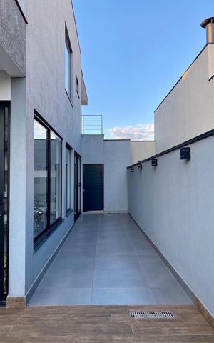 Casa de condomínio à venda com 200m², 2 quartos e 2 vagasÁrea externa