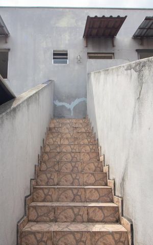 Casa para alugar com 60m², 2 quartos e 1 vaga Casa para alugar com 60m², 2 quartos e 1 vagaEscada