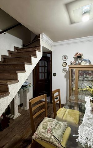 Casa à venda com 110m², 3 quartos e 2 vagas Casa à venda com 110m², 3 quartos e 2 vagasSala