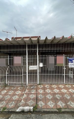 Casa à venda com 160m², 2 quartos e 2 vagasFachada+Placa 
