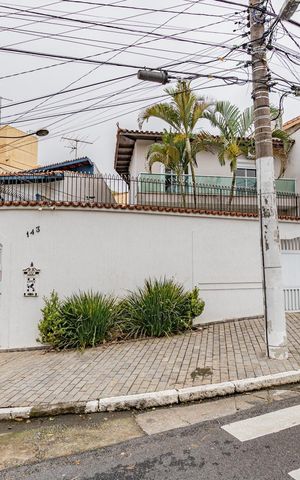 Casa à venda com 270m², 3 quartos e 7 vagas Casa à venda com 270m², 3 quartos e 7 vagasFachada