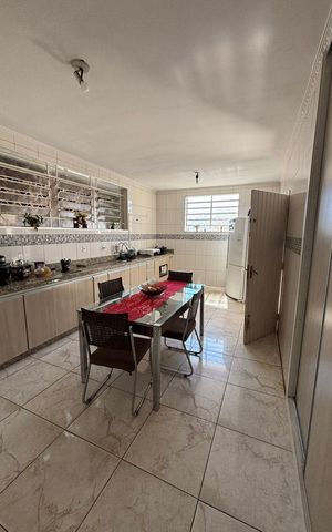 Casa à venda com 208m², 4 quartos e 4 vagas Casa à venda com 208m², 4 quartos e 4 vagasCozinha