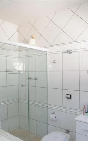 Casa à venda com 360m², 4 quartos e 4 vagas Casa à venda com 360m², 4 quartos e 4 vagasBanheiro Suíte