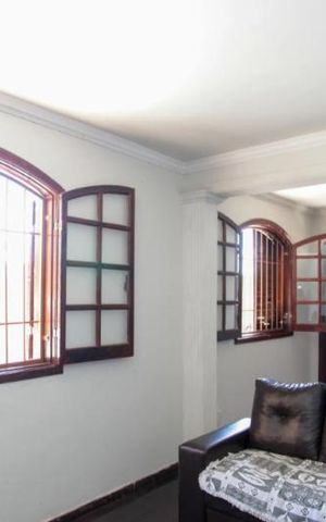 Casa à venda com 360m², 4 quartos e 4 vagas Casa à venda com 360m², 4 quartos e 4 vagasSala