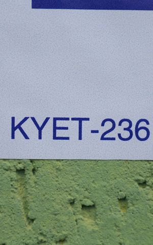 Casa à venda com 120m², 3 quartos e 2 vagasPlaca GRANDE instalada no portão do imóvel, dia 23.09.26 - Código da placa: KYET-236