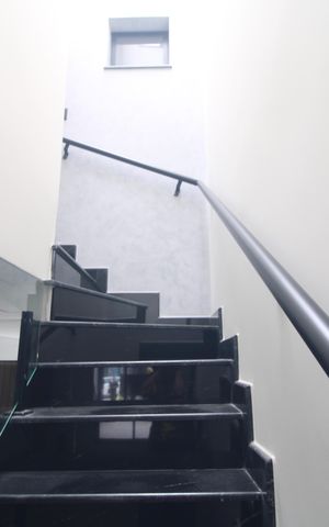 Casa à venda com 145m², 3 quartos e 2 vagasEscada