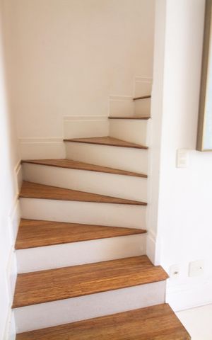 Apartamento à venda com 170m², 3 quartos e 2 vagas Apartamento à venda com 170m², 3 quartos e 2 vagasEscada para Mezanino