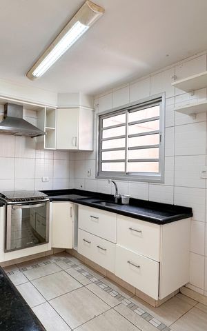 Casa para alugar com 220m², 3 quartos e 3 vagas Casa para alugar com 220m², 3 quartos e 3 vagasCozinha