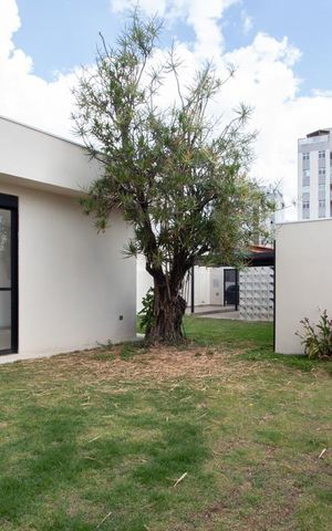Casa à venda com 410m², 4 quartos e 6 vagas Casa à venda com 410m², 4 quartos e 6 vagasQuintal