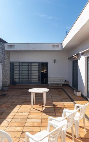 Casa à venda com 269m², 4 quartos e 4 vagas Casa à venda com 269m², 4 quartos e 4 vagasPátio