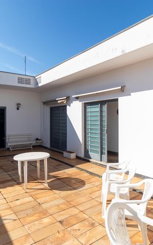 Casa à venda com 269m², 4 quartos e 4 vagas Casa à venda com 269m², 4 quartos e 4 vagasPátio
