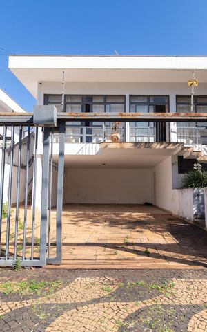 Casa à venda com 269m², 4 quartos e 4 vagas Casa à venda com 269m², 4 quartos e 4 vagasFachada