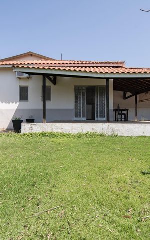 Casa de condomínio à venda com 250m², 3 quartos e 6 vagas Casa de condomínio à venda com 250m², 3 quartos e 6 vagasÁrea Externa