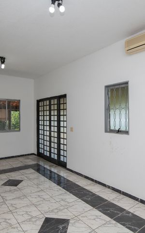 Casa de condomínio à venda com 250m², 3 quartos e 6 vagas Casa de condomínio à venda com 250m², 3 quartos e 6 vagasSala