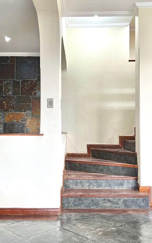Casa para alugar com 200m², 5 quartos e 2 vagas Casa para alugar com 200m², 5 quartos e 2 vagasSala