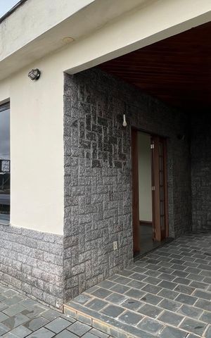 Casa para alugar com 200m², 5 quartos e 2 vagas Casa para alugar com 200m², 5 quartos e 2 vagasÁrea Frontal - Acesso à sala