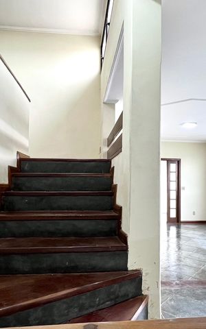 Casa para alugar com 200m², 5 quartos e 2 vagas Casa para alugar com 200m², 5 quartos e 2 vagasEscada para o segundo piso