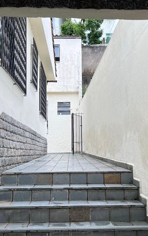 Casa para alugar com 200m², 5 quartos e 2 vagas Casa para alugar com 200m², 5 quartos e 2 vagasÁrea Lateral
