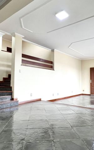 Casa para alugar com 200m², 5 quartos e 2 vagas Casa para alugar com 200m², 5 quartos e 2 vagasSala