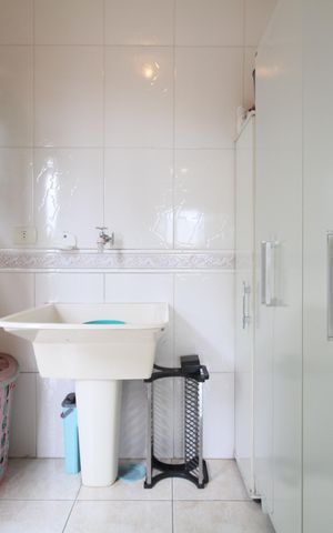 Casa à venda com 250m², 5 quartos e 4 vagasArea de Serviço Térreo