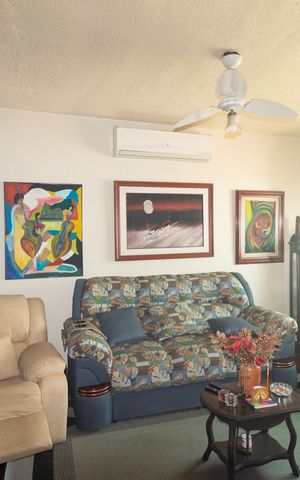 Casa à venda com 220m², 4 quartos e 2 vagas Casa à venda com 220m², 4 quartos e 2 vagasSala