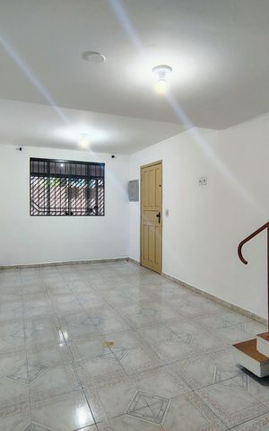 Casa à venda com 102m², 2 quartos e 2 vagas Casa à venda com 102m², 2 quartos e 2 vagasSala