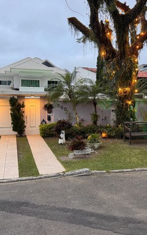Casa de condomínio para alugar com 570m², 5 quartos e 3 vagas Casa de condomínio para alugar com 570m², 5 quartos e 3 vagasFachada
