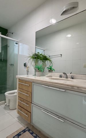 Casa de condomínio para alugar com 570m², 5 quartos e 3 vagas Casa de condomínio para alugar com 570m², 5 quartos e 3 vagasSuíte 3 - Banheiro