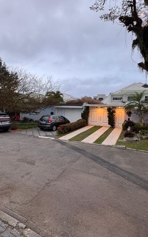 Casa de condomínio para alugar com 570m², 5 quartos e 3 vagas Casa de condomínio para alugar com 570m², 5 quartos e 3 vagasFachada