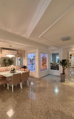 Casa de condomínio para alugar com 570m², 5 quartos e 3 vagas Casa de condomínio para alugar com 570m², 5 quartos e 3 vagasSala