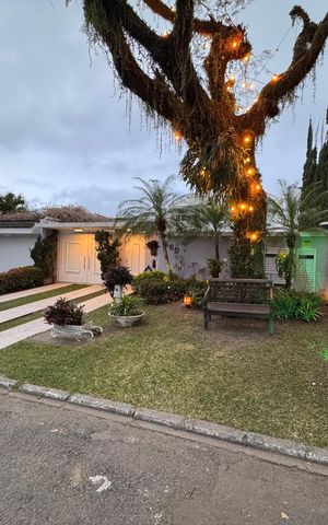 Casa de condomínio para alugar com 570m², 5 quartos e 3 vagas Casa de condomínio para alugar com 570m², 5 quartos e 3 vagasFachada