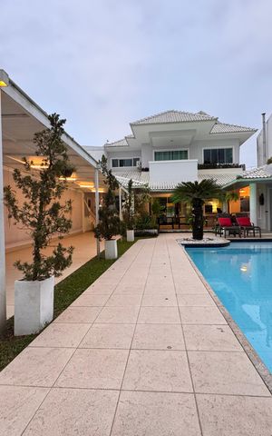 Casa de condomínio para alugar com 570m², 5 quartos e 3 vagas Casa de condomínio para alugar com 570m², 5 quartos e 3 vagasÁrea externa